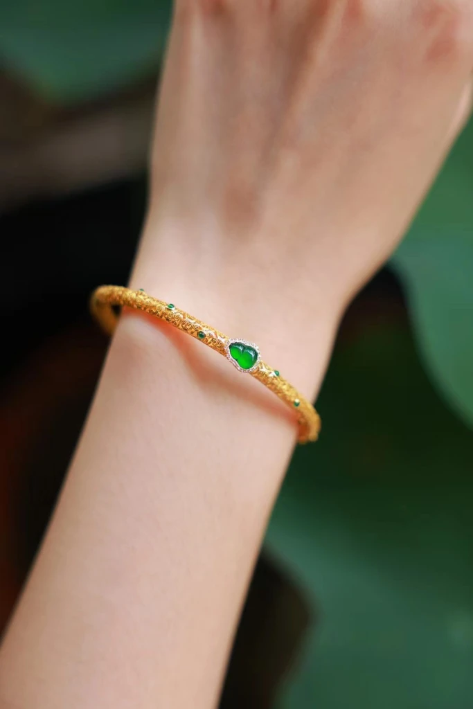 This slim jade bangle with calabash and scroll p...