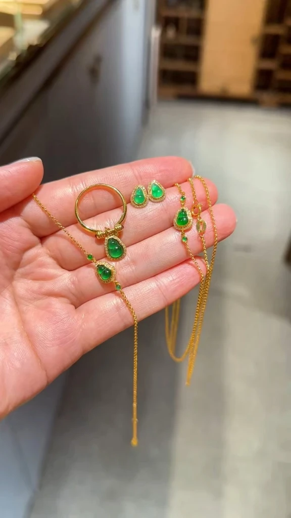 Akhirnya set perhiasan kalung, gelang, cincin, d...