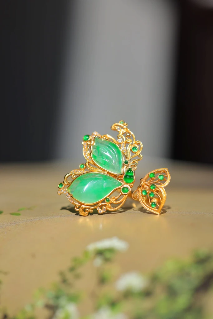 Cincin ini benar-benar cantik dengan desain kupu...