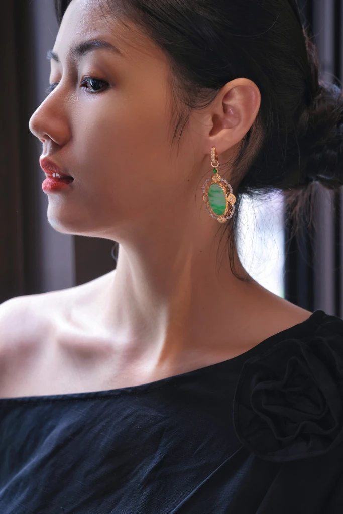 Stunning earrings that make you stand out in the...