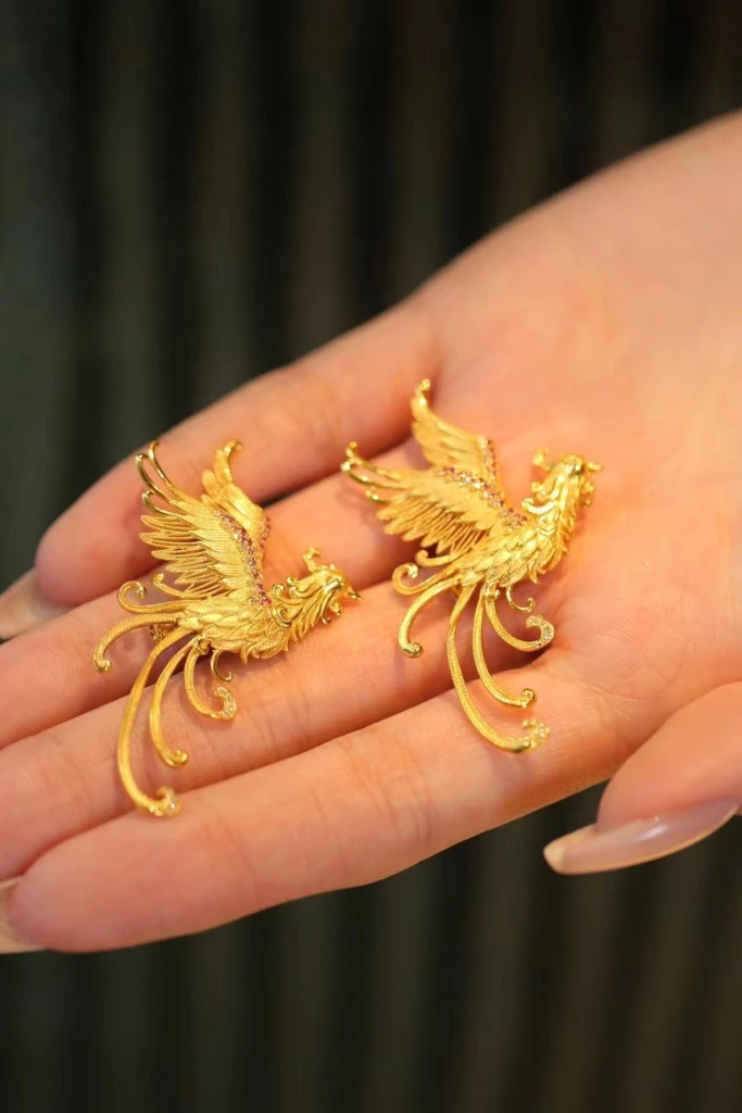 This phoenix pendant is exquisitely crafted, no...