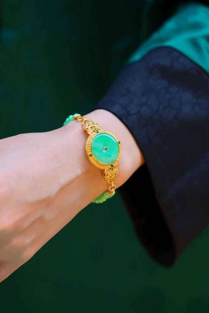 Un brazalete de jade hermoso y elegante no es al...