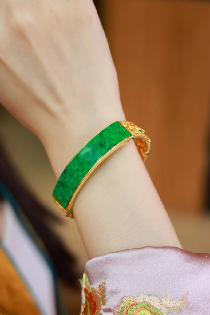 This exquisite jade bangle exudes an unparallele...