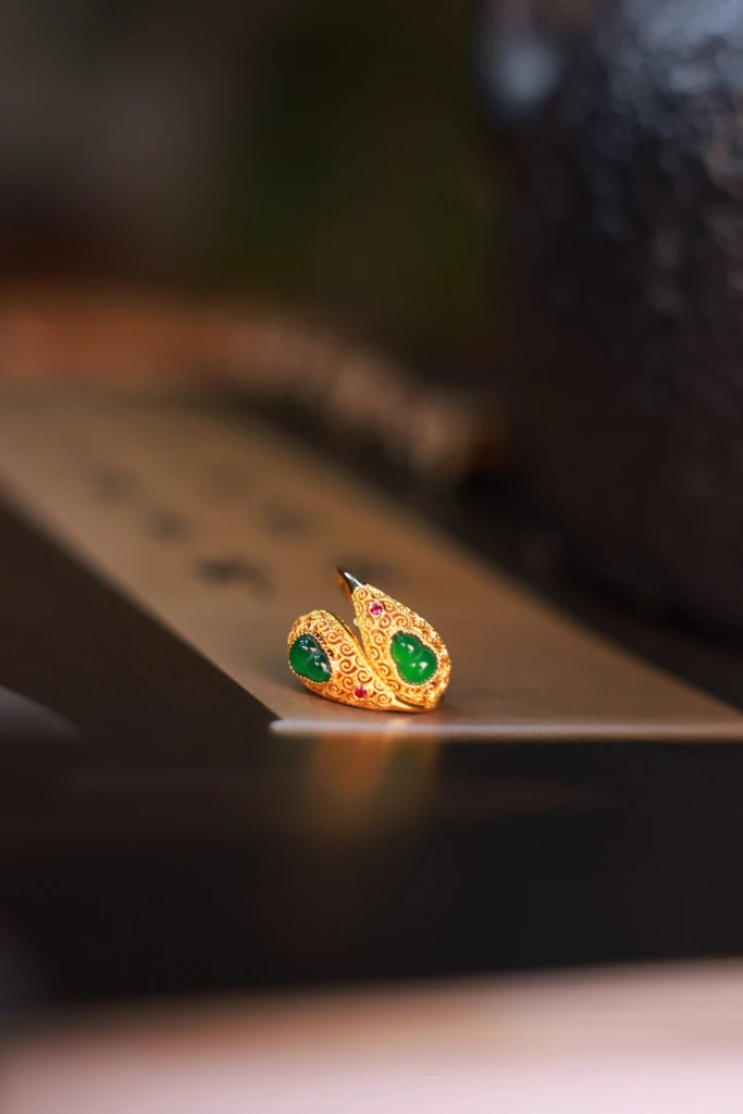 Filigree gourd stud earrings, a classic and vers...