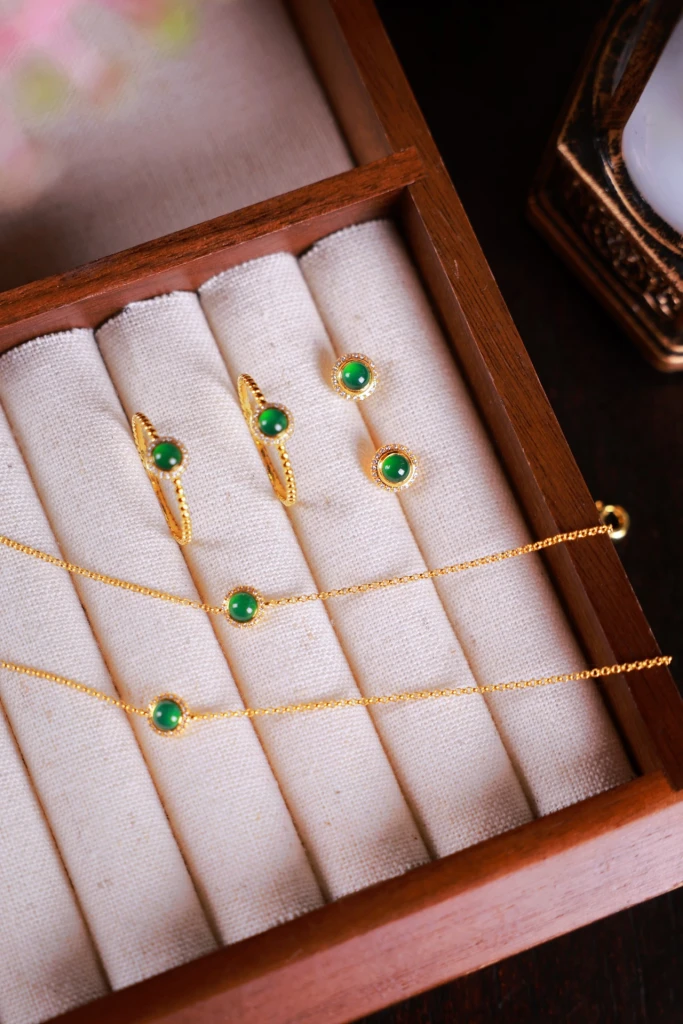 Here's a little gem for you! 18k gold with jade...