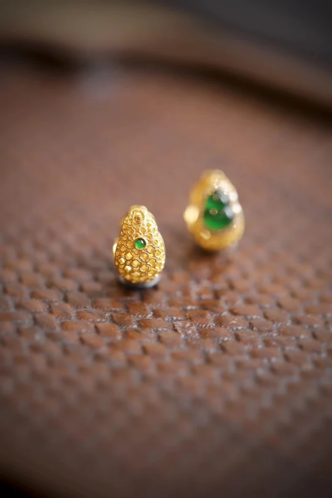 Hurry up and grab these gourd earrings before th...