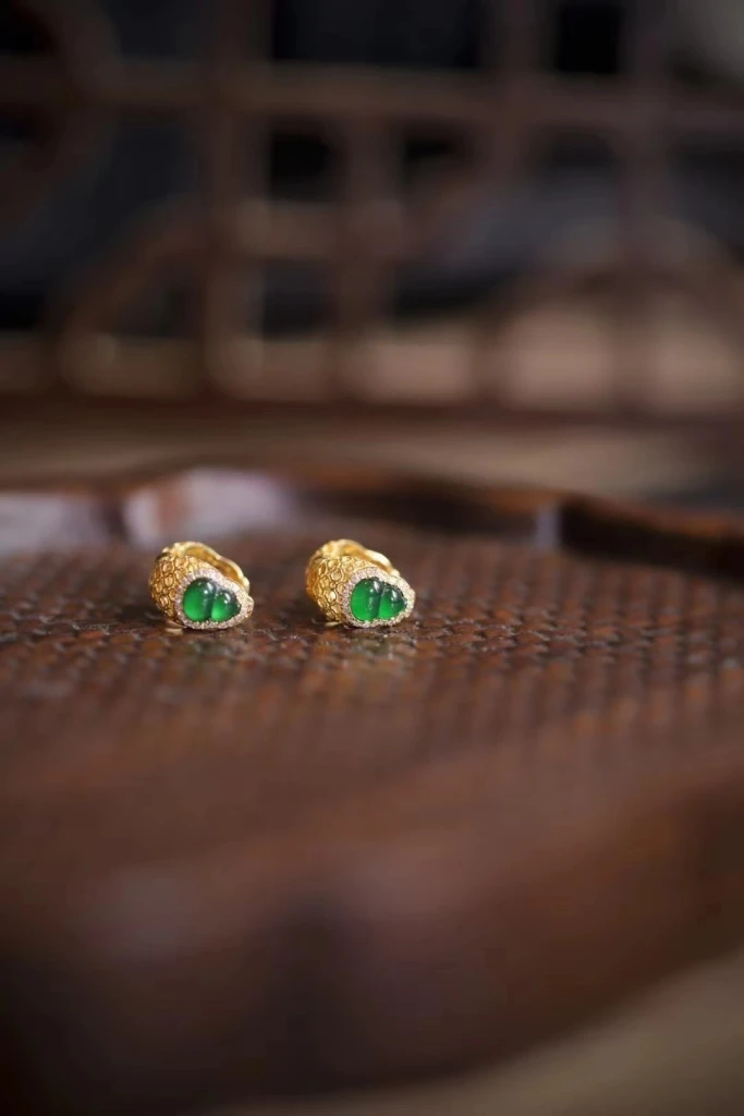 Check out these stunning gourd-shaped earrings o...