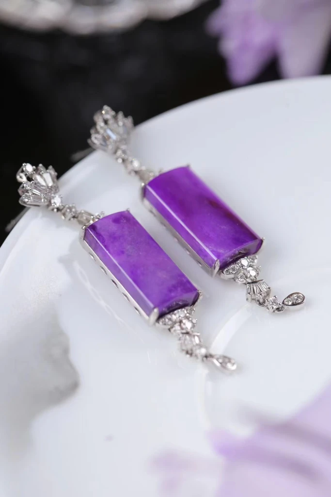 Une paire d'élégants pendentifs en sugilite, don...