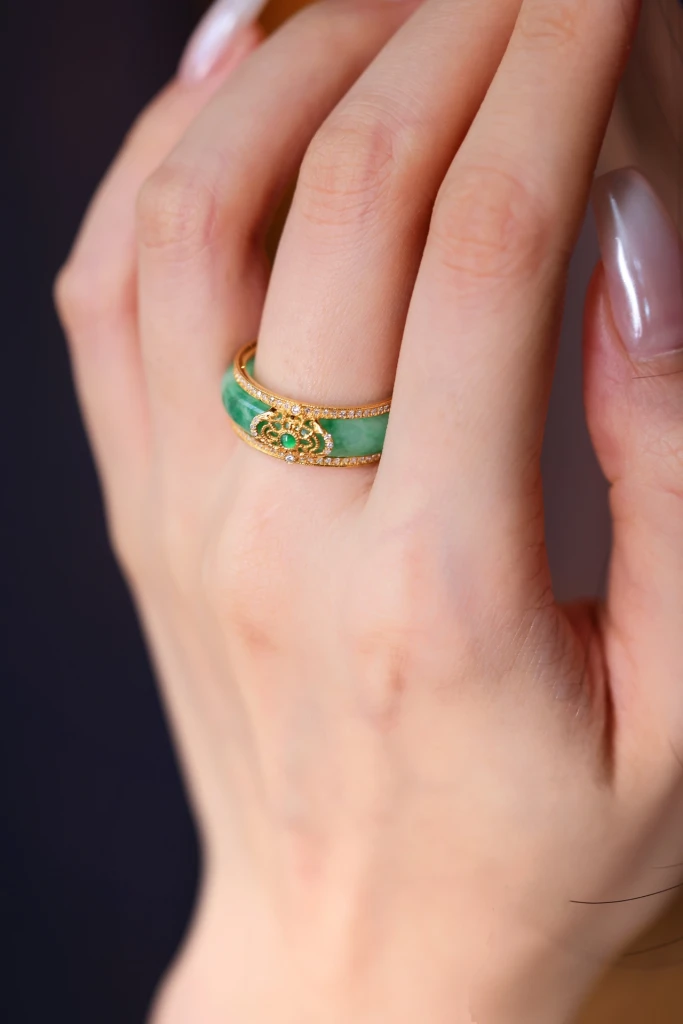 A three-wear jade ring in a new Chinese style. T...