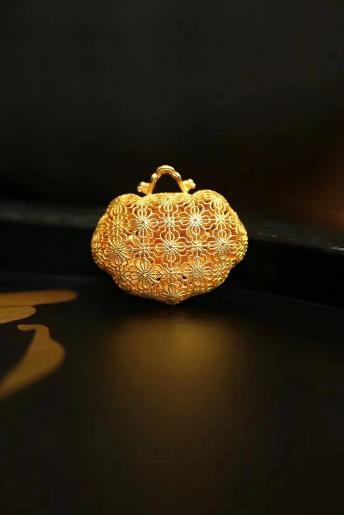 Who doesn't want a charming gourd pendant? This...