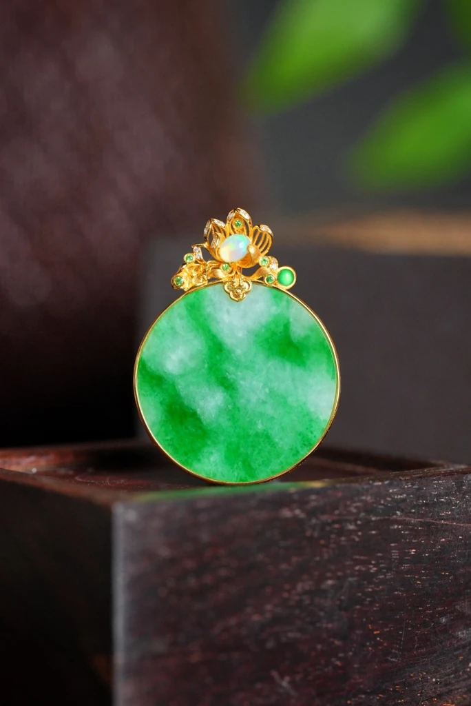 Un pendentif en jade de couleur vert clair est p...