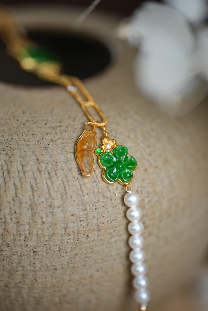 This exquisite jade and pearl bracelet exudes a...