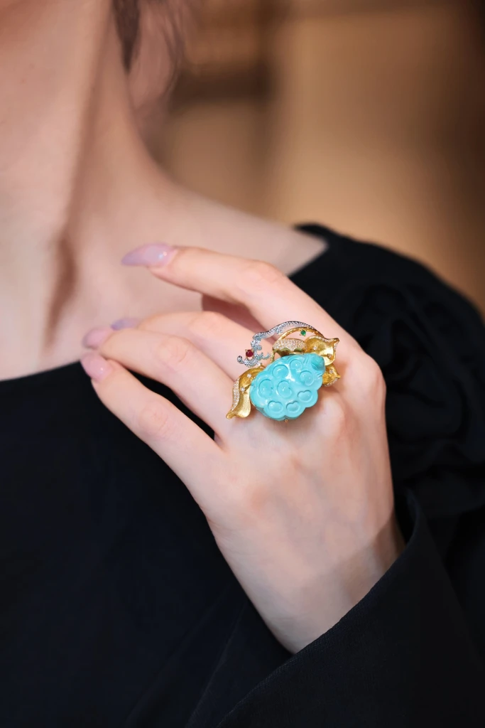 Collier et bague en turquoise avec un design pol...