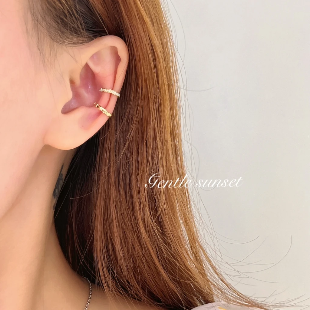 🌸 Unique snake-shaped ear cuffs with a cool, mi...