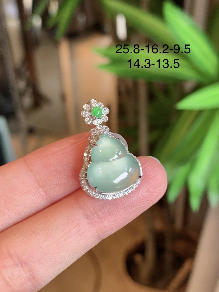 This Ice Clear Gourd Pendant has an excellent li...