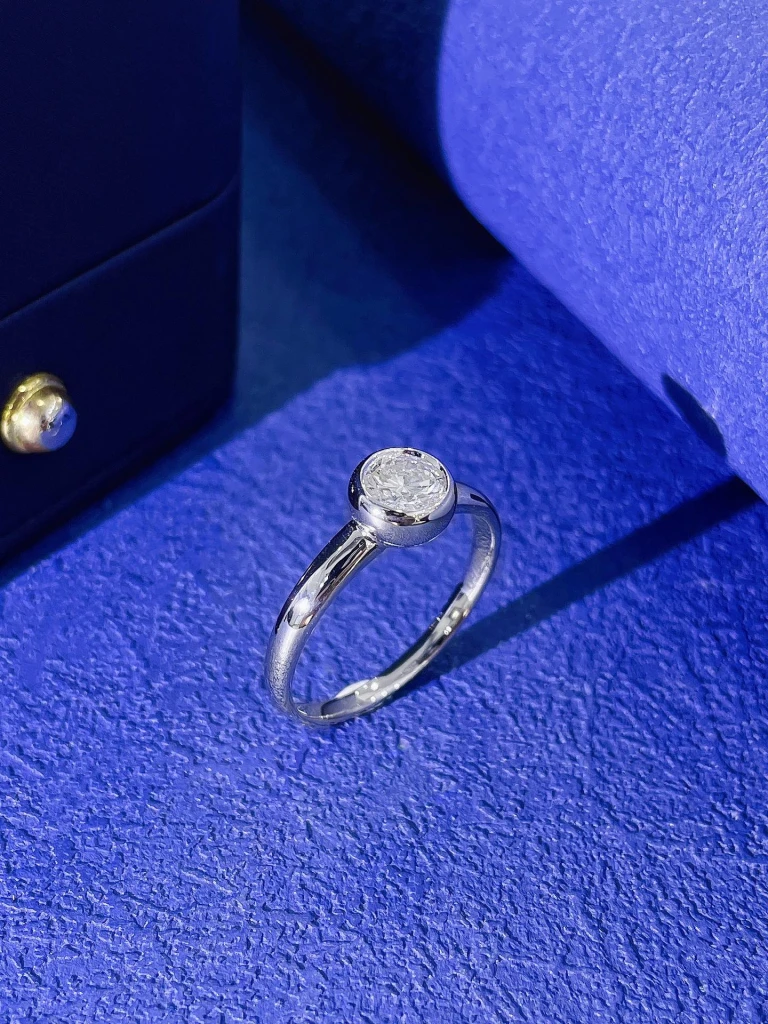 18K lab-grown round diamond bubble ring, featuri...