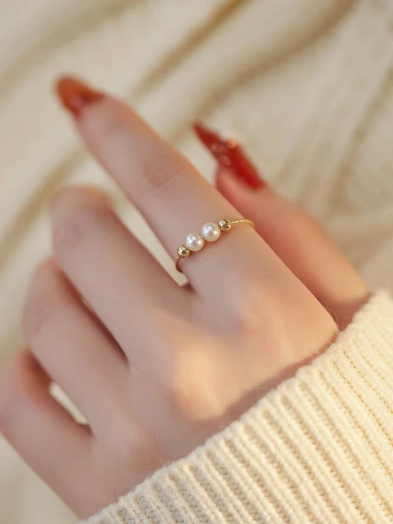 Elegant and versatile 18k gold pearl ring A fusi...