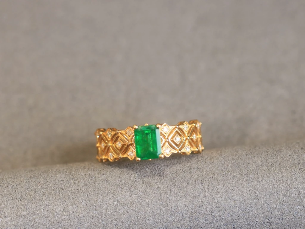 Introducing a stunning emerald ring with a lustr...