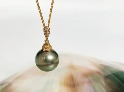 Tahitian black pearl pendant, set in 18k gold wi...