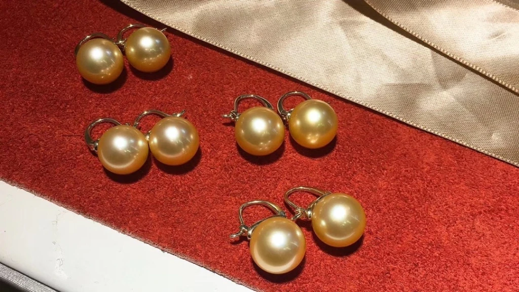 Aretes de perlas grandes como los de las estrell...