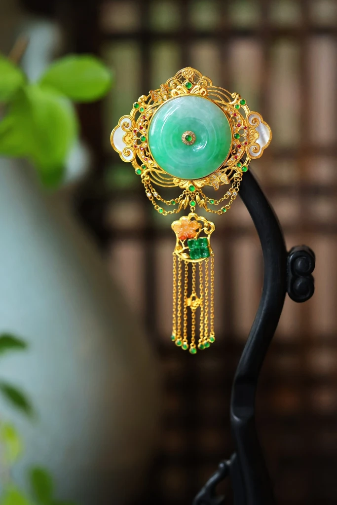 This stunning jade pendant is absolutely breatht...